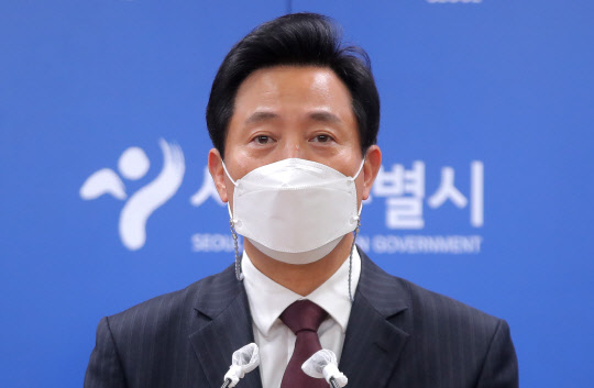 오오세훈 서울시장이 21일 오후 서울시청 기자실에서 문재인 대통령과의 오찬 간담회와 관련해 브리핑하고 있다. <연합뉴스>